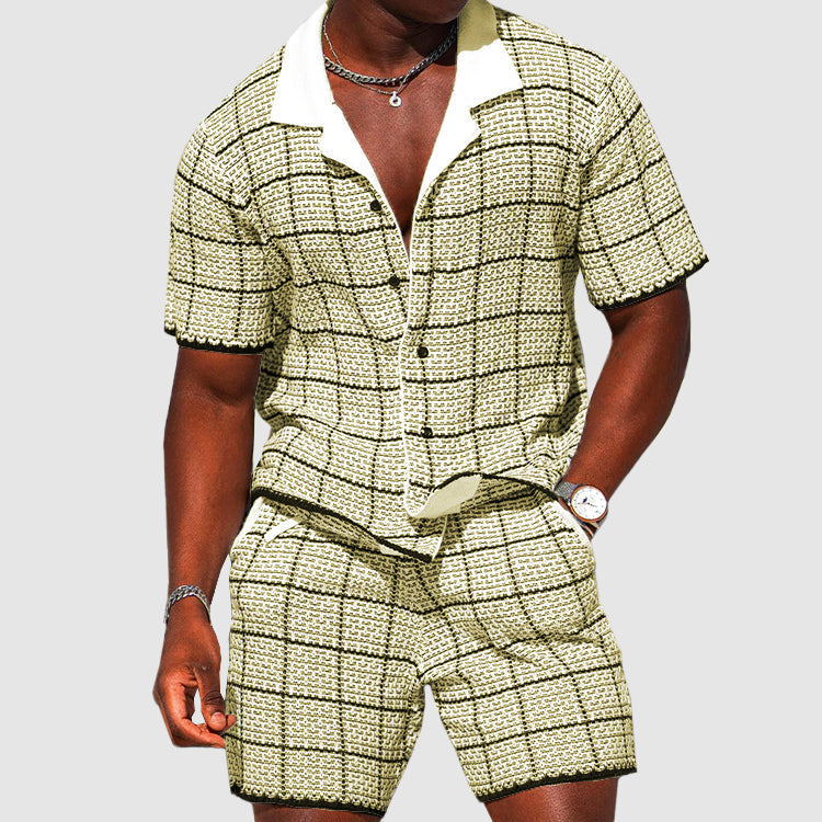 Avslappet herre sommer sett med kortermet rutete skjorte og matchende shorts, ideelt for varme dager.