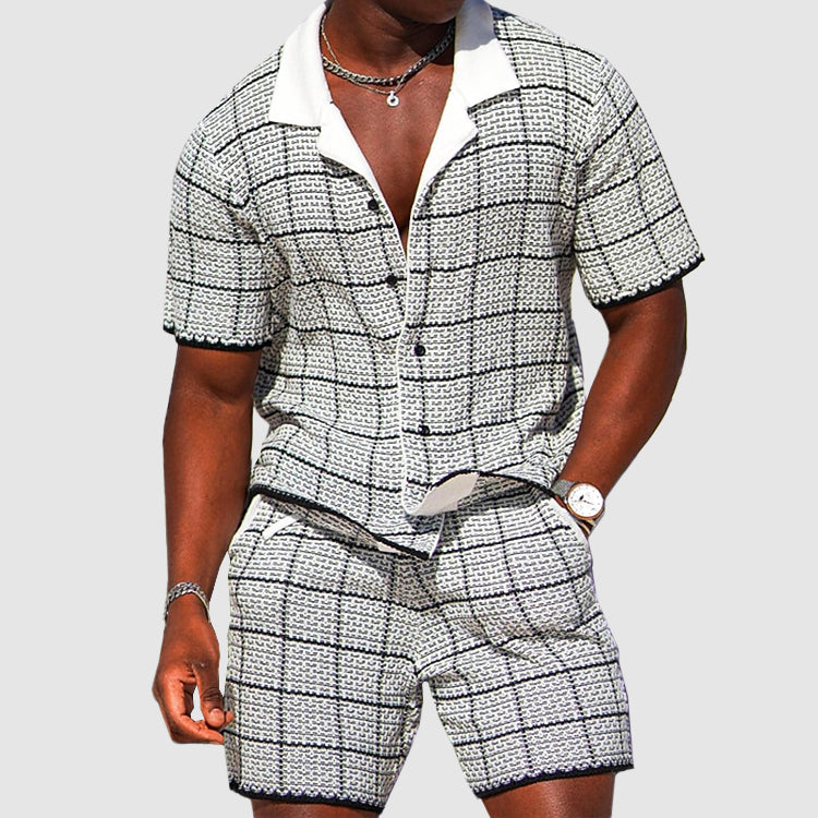 Trendy herreklær: to-delt sett med rutete kortermet skjorte og shorts, ideelt for sommer og ferie.