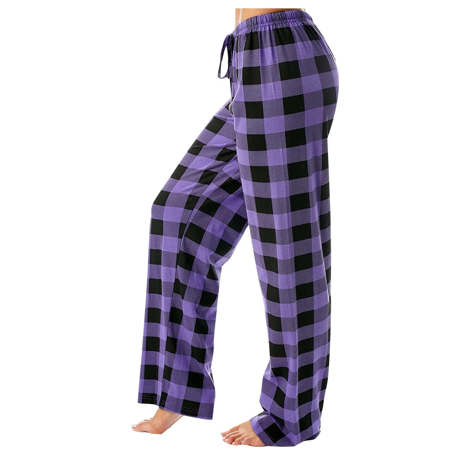 Myke, vidbeinte rutete pyjamasbukser for kvinner, et must for avslappende stunder hjemme og som stilig nattøy.
