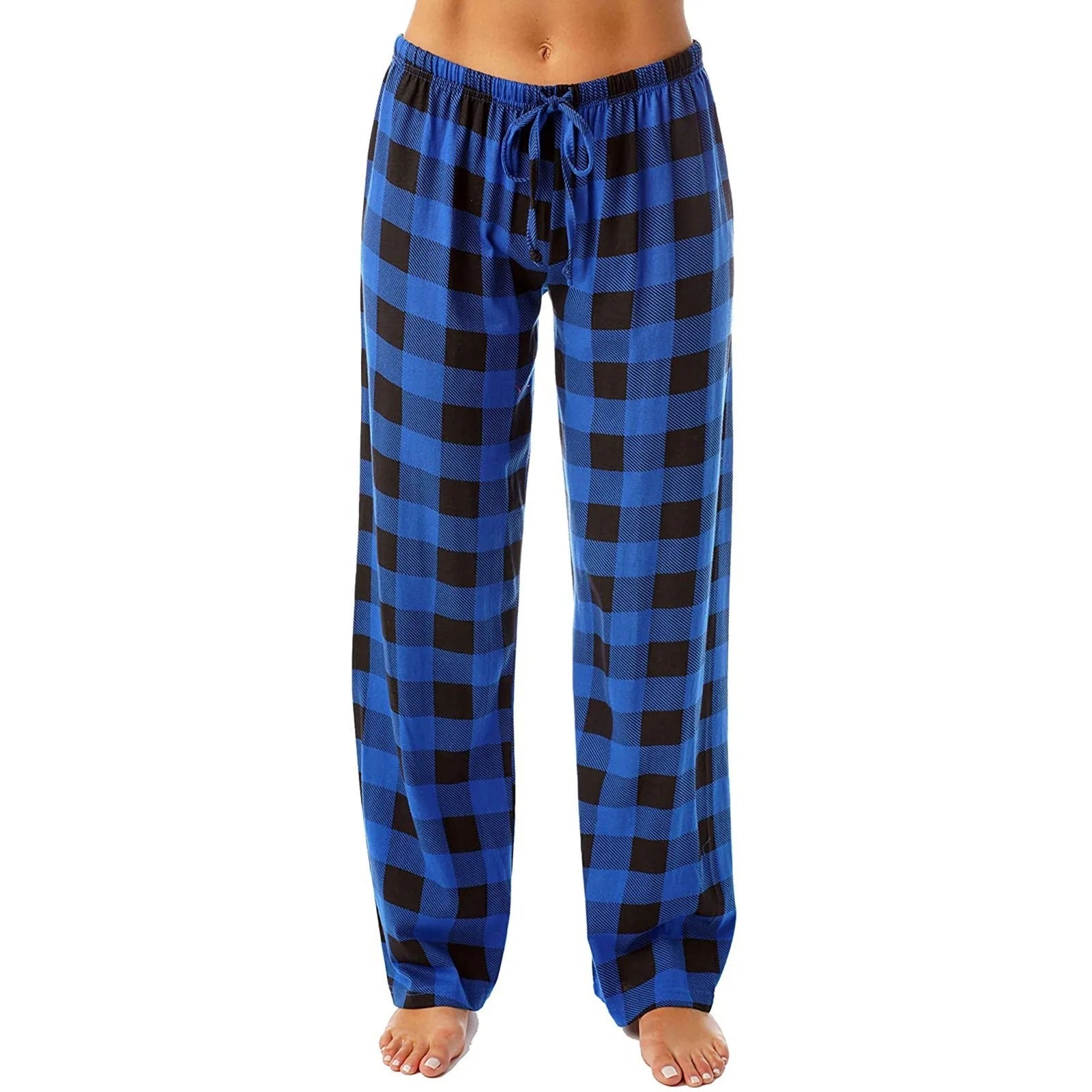 Detalj av det klassiske rutete mønsteret på de varme pyjamasbuksene for kvinner, ideelt for vinterkvelder.