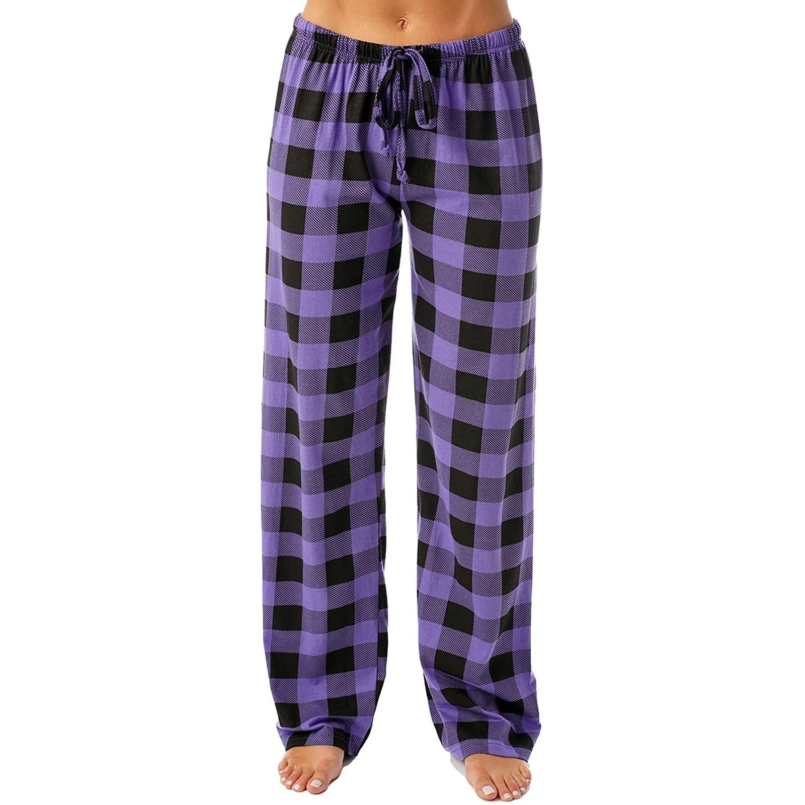 Varmt og mykt stoff: Nærbilde av materialet i de rutete pyjamasbuksene for kvinner, perfekt for kalde dager.