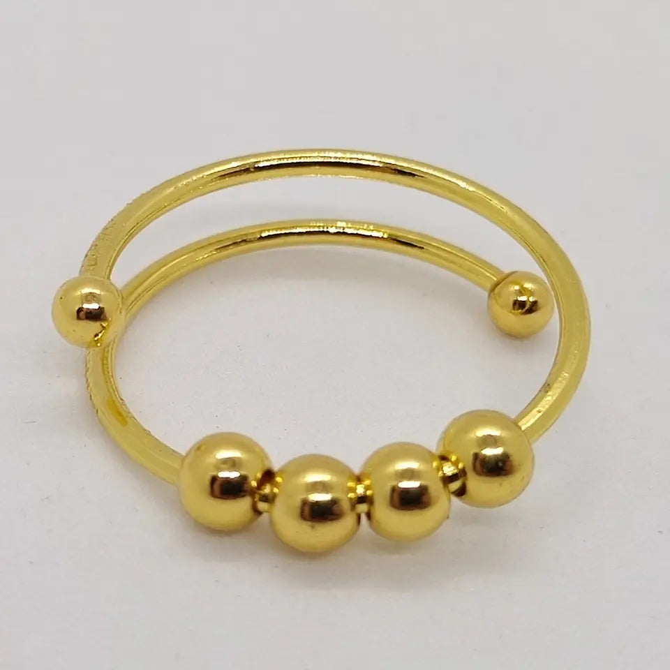 Elegant gull antistressring for kvinner, roterende for fokus. Et avslappende smykke, perfekt hverdagsring.