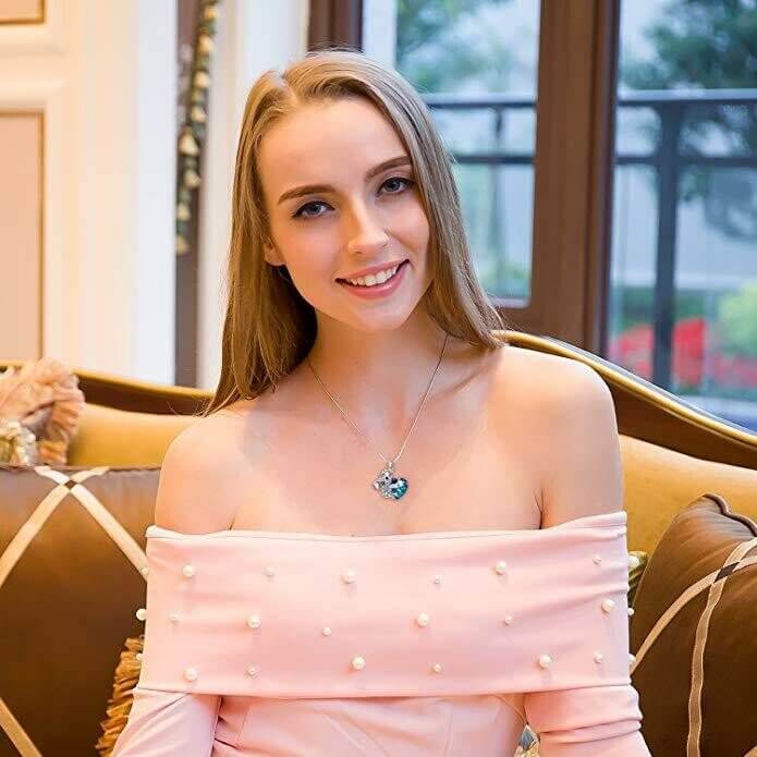 Vakkert sølv halskjede med koalabjørn anheng og krystaller. Flott gave for kvinner, f.eks. Valentinsdag.