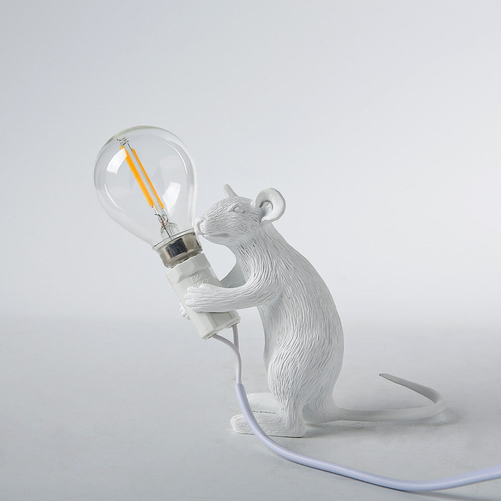 Søt muselampe i harpiks, en dekorativ LED bordlampe perfekt for stue og soverom interiør.