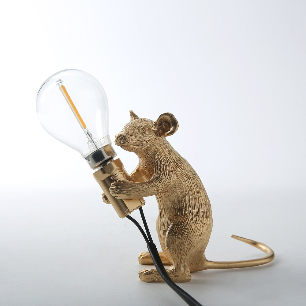 Designer bordlampe: søt muselampe i harpiks med integrert LED-lys. Unik for hjemmet.