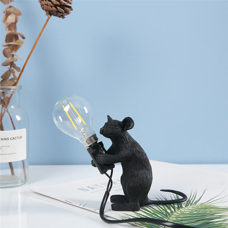 Lekker dyrelampe: søt muselampe i harpiks, en LED bordlampe perfekt som dekorativ gave.