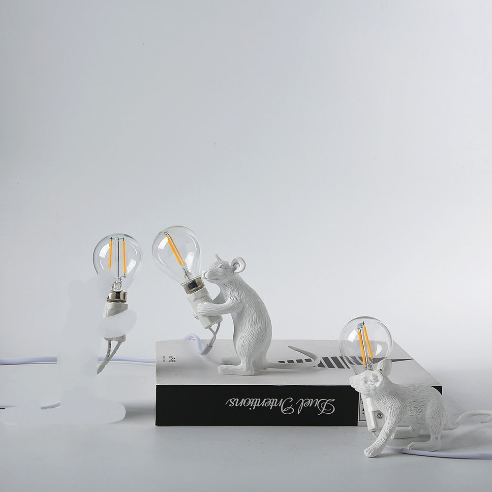 Moderne og søt muselampe. En dekorativ LED bordlampe i harpiks, perfekt for interiørelskere.