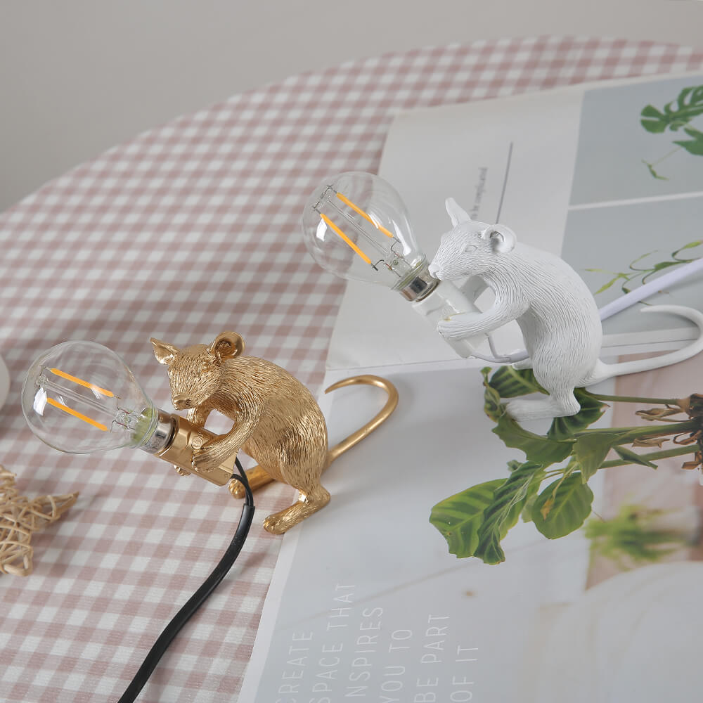 Sjarmerende muselampe for hjemmet. Hvit harpiks bordlampe med LED, et lekent interiørdesign.