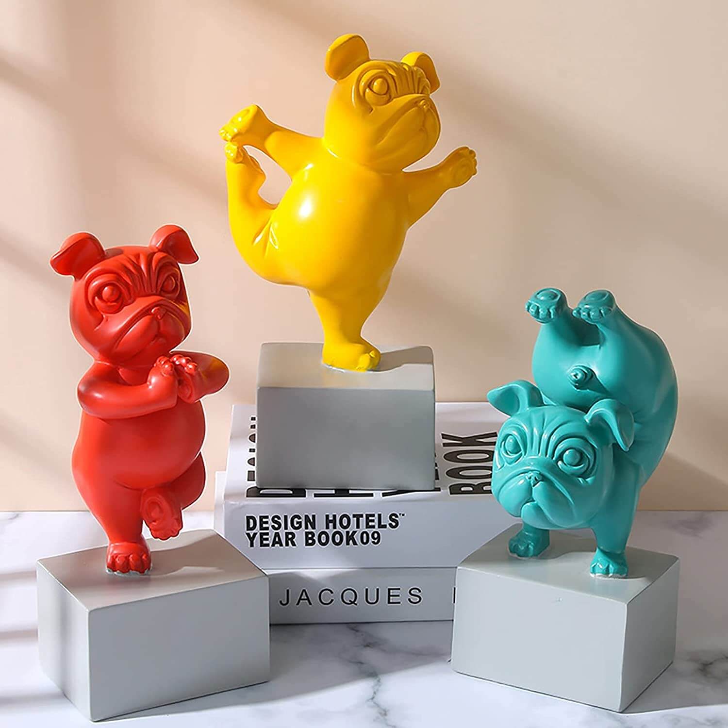 Detaljert kunsthåndverk: bulldog i yogastilling, ideelt for hjemmepynt og unike gaver.