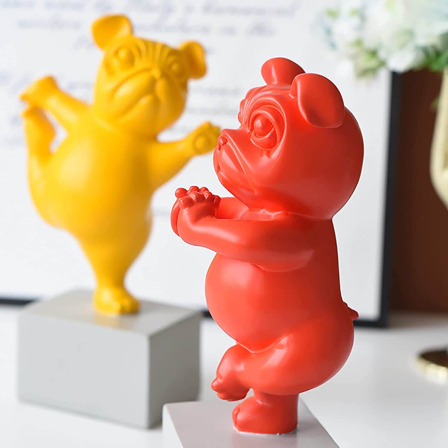 Zen-inspirert bulldog-skulptur for barn og voksne, en sjarmerande interørdetalj.