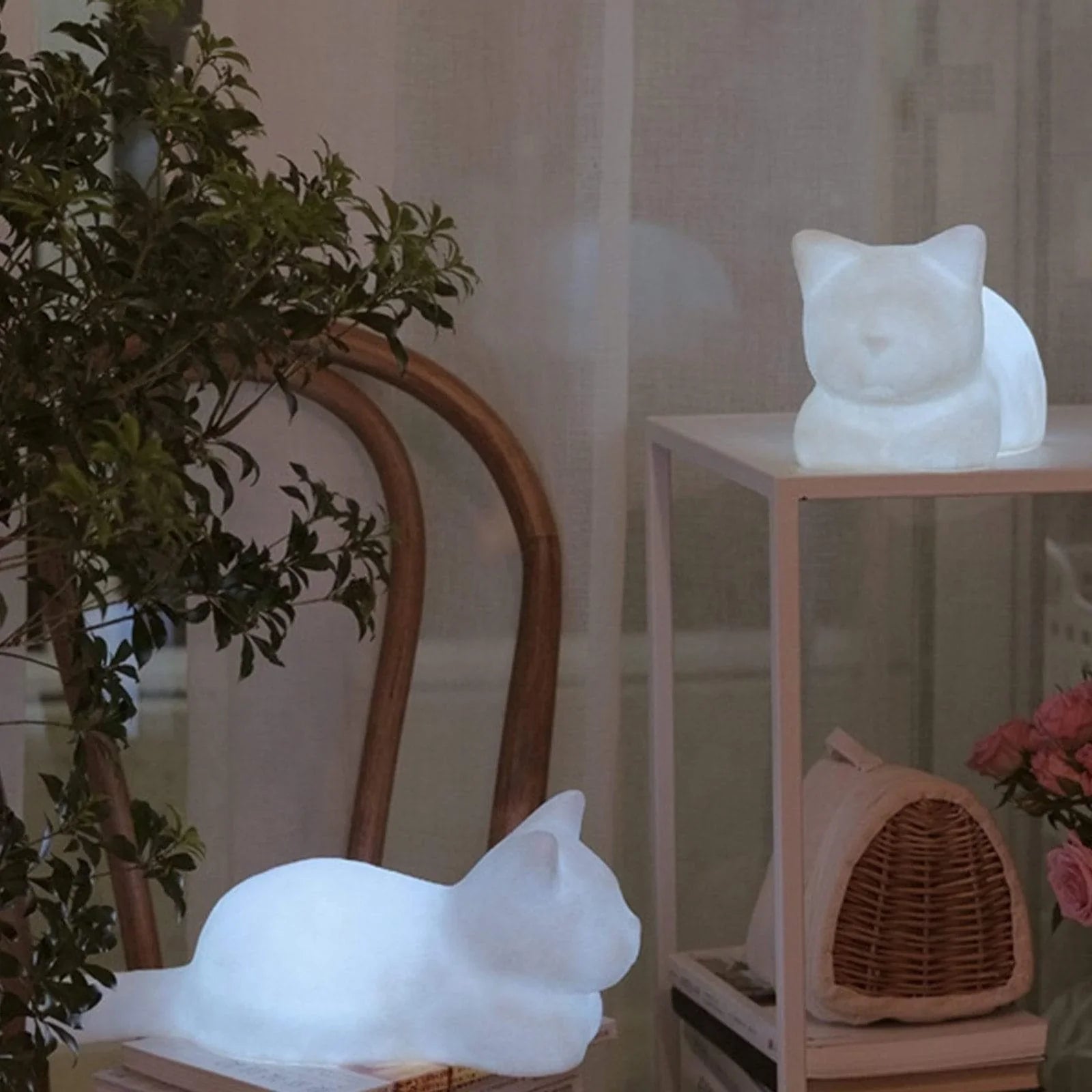 Detaljert bilde av katt nattlys design, gir mykt og varmt lys, perfekt som nattbordslampe.