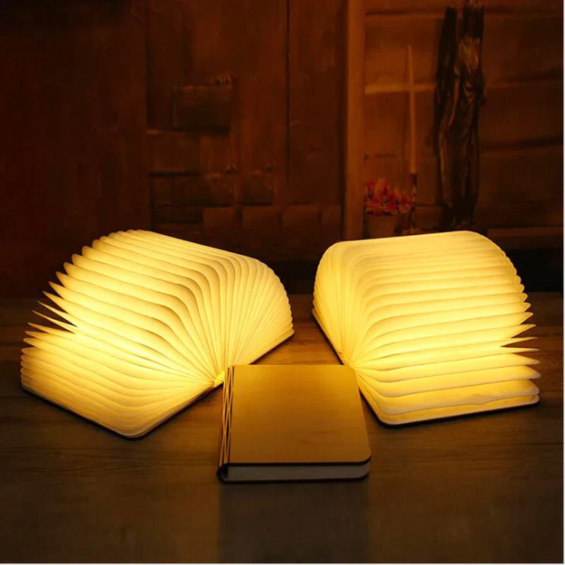 Minimalistisk LED boklampe, kompakt og sammenleggbar, skaper varmt og inviterende lys.