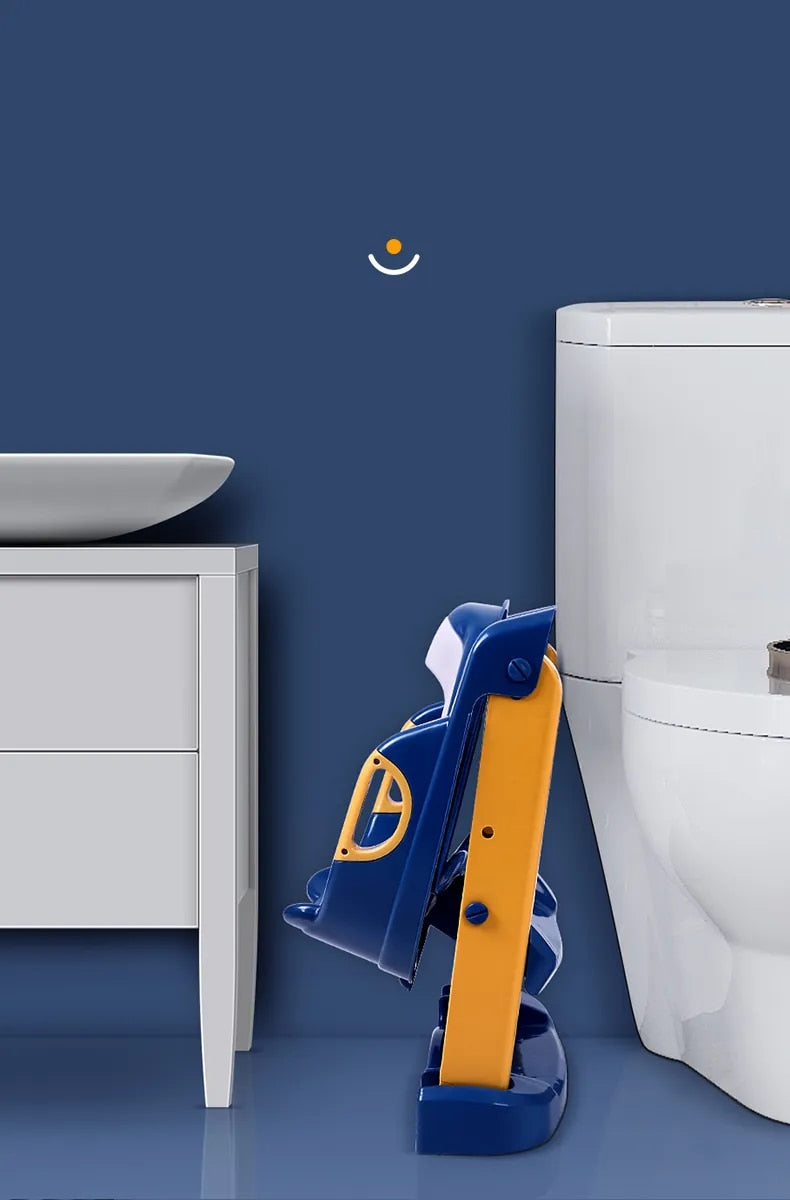 "Sammenleggbar Potty Training Seat, justerbar, trygg, hvit og blå, passer til små bad, antiskli føtter, kompakt design."
