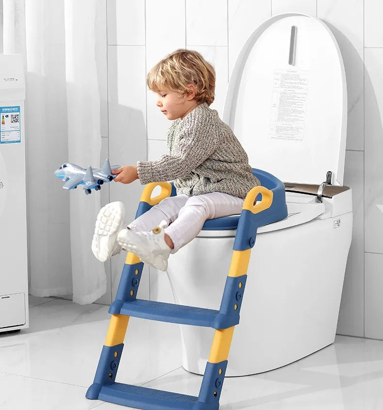 "Sammenleggbar Potty Training Seat, justerbar, trygg, hvit og blå, passer til små bad, antiskli føtter, kompakt design."