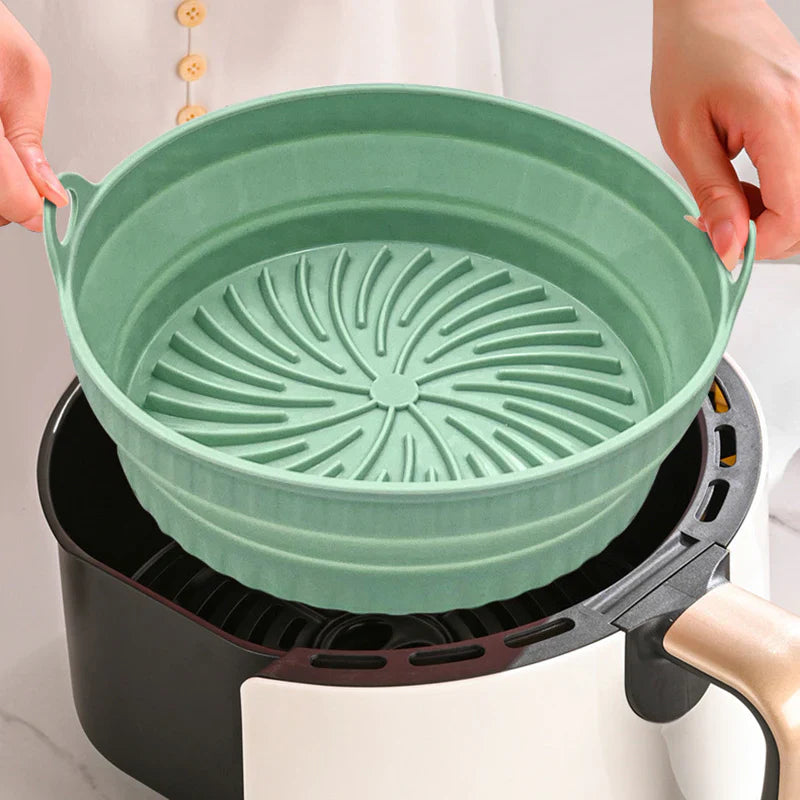 "Sammenleggbar silikongrillpanne for matlaging. Rød, plassbesparende design. Perfekt til airfryers og ovn."