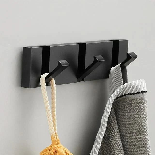 Svart jakkekrok til vegg, sammenleggbar design for ryddig entré, minimalistisk uttrykk.