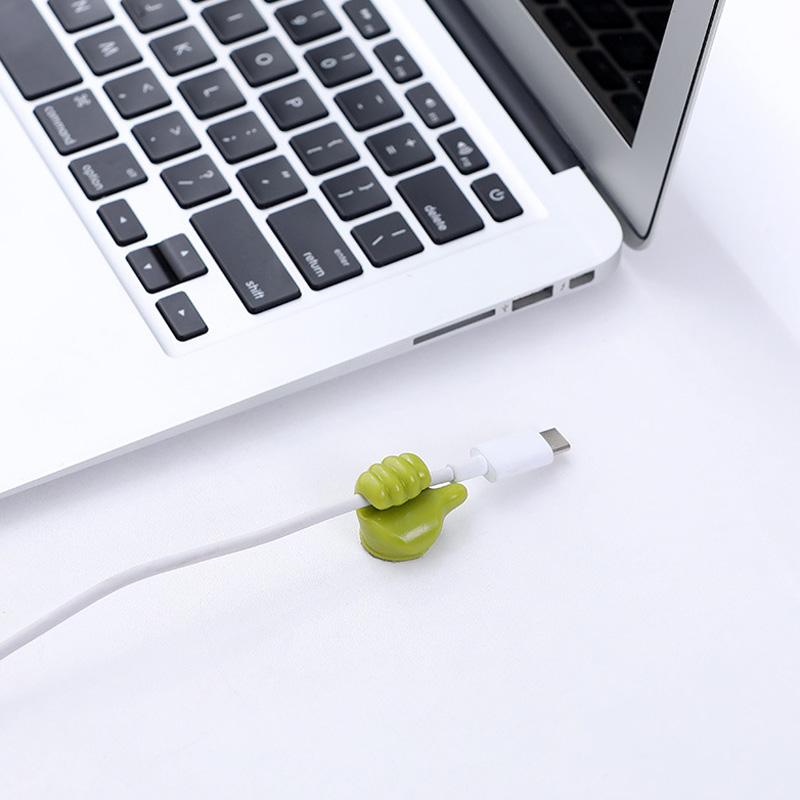 "Selvklebende kabelklemme for stilren organisering på glass, tre og metall. Ideell for datakabler, USB og penner."