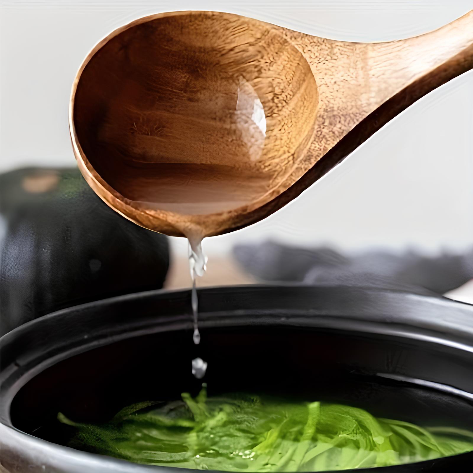 "Sett med 5 kjøkkenredskaper i naturlig teak, elegant design, inkludert spatula, øse, og spaghettiredskap."