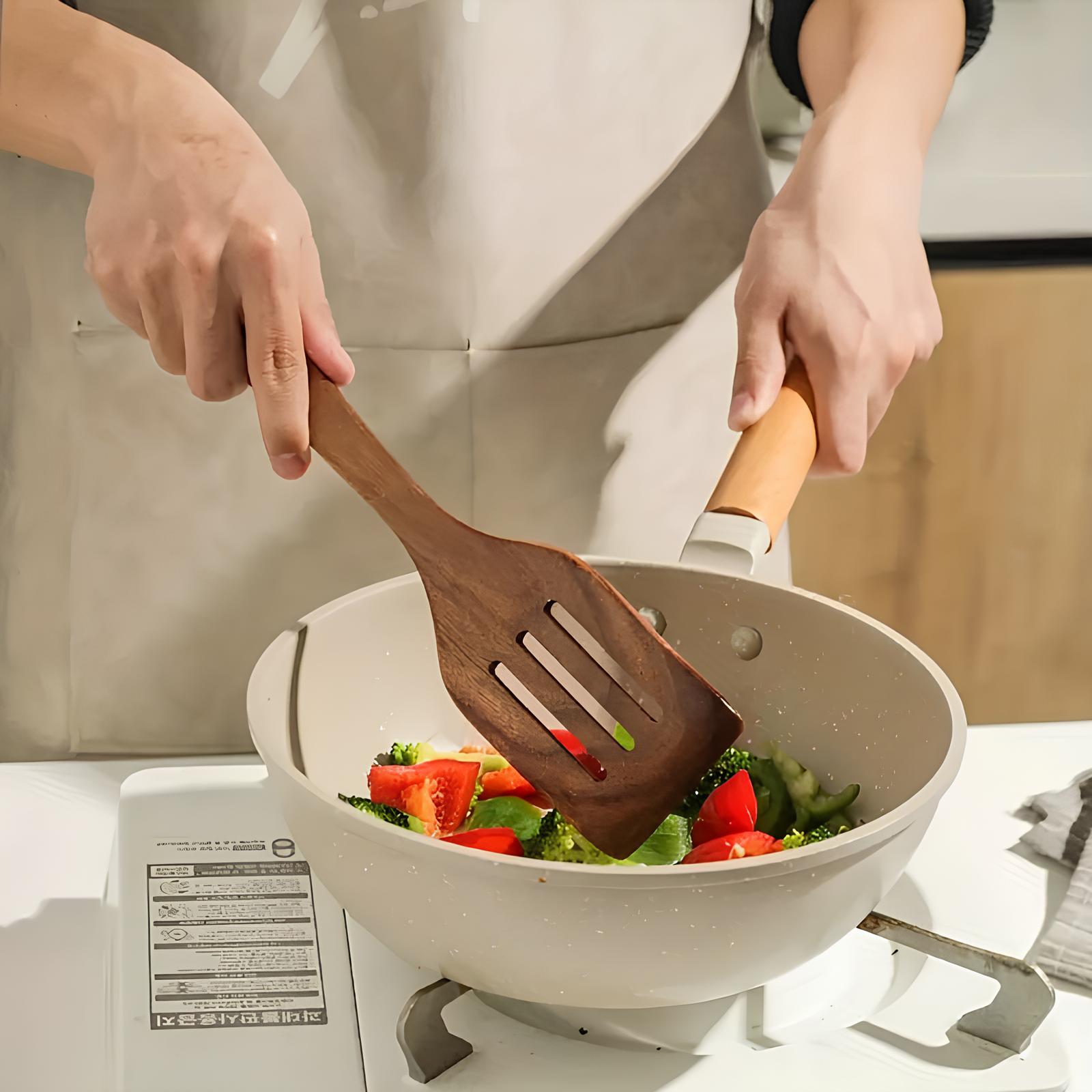"Sett med 5 kjøkkenredskaper i naturlig teak, elegant design, inkludert spatula, øse, og spaghettiredskap."