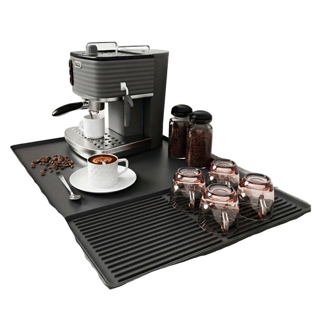 Silikon kaffematte 2-i-1 med hevede kanter for et sølfritt og organisert kaffeområde på kjøkkenbenken.