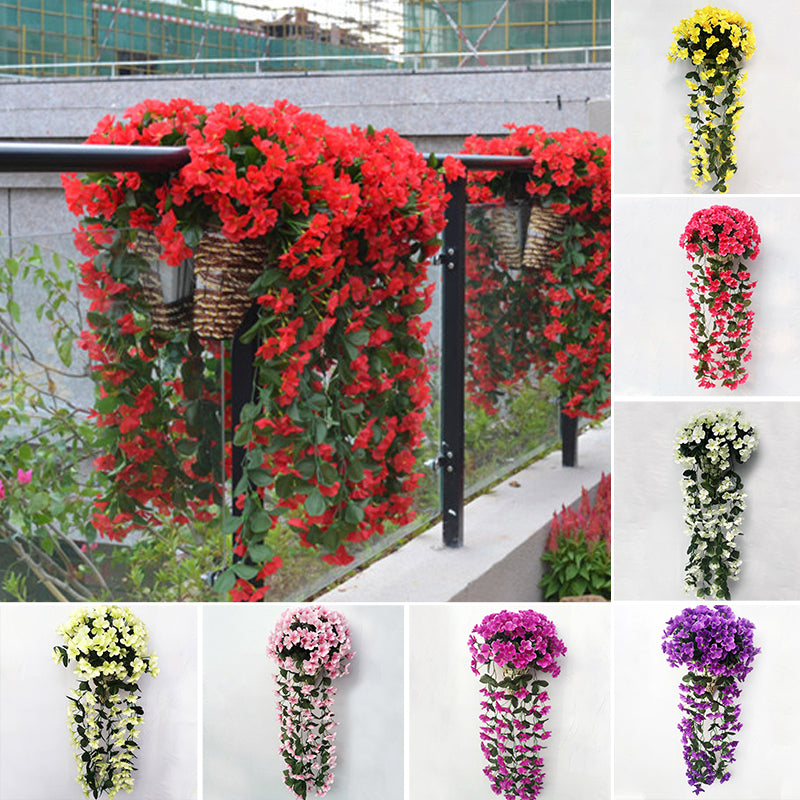 Simulert hengende blomsterkurv i naturlig stil med fargerike blomster mot nøytral bakgrunn, ideell for hjemmedekor.