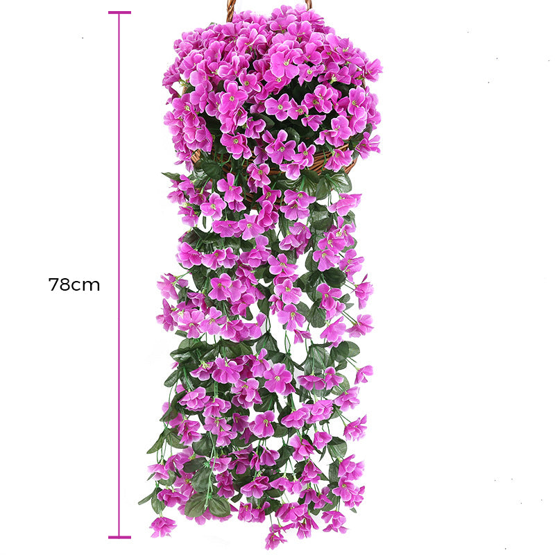 Simulert hengende blomsterkurv i naturlig stil med fargerike blomster mot nøytral bakgrunn, ideell for hjemmedekor.