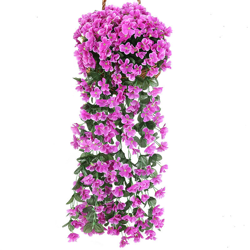 Simulert hengende blomsterkurv i naturlig stil med fargerike blomster mot nøytral bakgrunn, ideell for hjemmedekor.