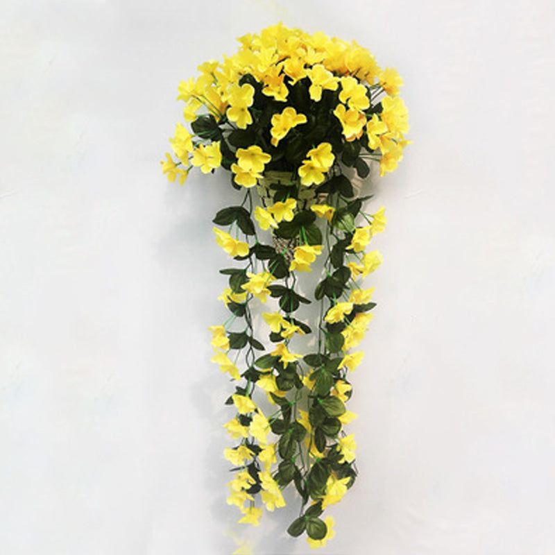 Simulert hengende blomsterkurv i naturlig stil med fargerike blomster mot nøytral bakgrunn, ideell for hjemmedekor.