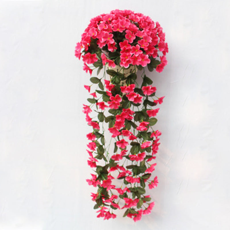 Simulert hengende blomsterkurv i naturlig stil med fargerike blomster mot nøytral bakgrunn, ideell for hjemmedekor.