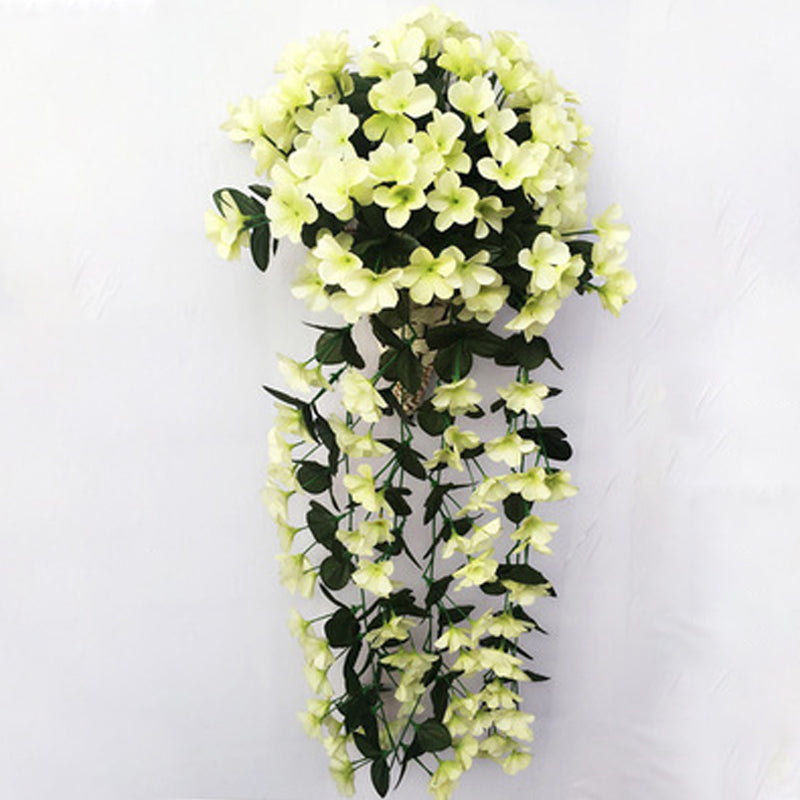 Simulert hengende blomsterkurv i naturlig stil med fargerike blomster mot nøytral bakgrunn, ideell for hjemmedekor.