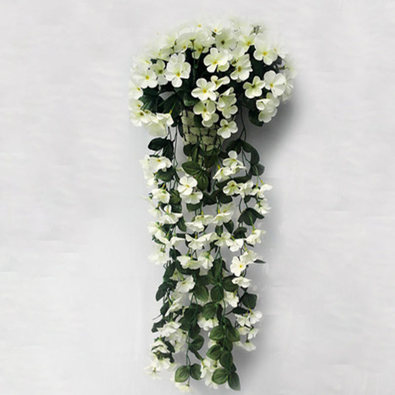 Simulert hengende blomsterkurv i naturlig stil med fargerike blomster mot nøytral bakgrunn, ideell for hjemmedekor.
