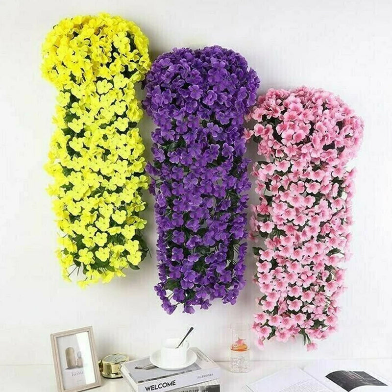Simulert hengende blomsterkurv i naturlig stil med fargerike blomster mot nøytral bakgrunn, ideell for hjemmedekor.