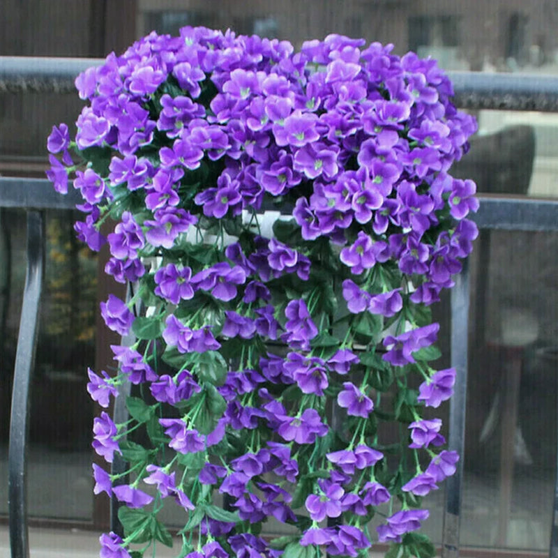 Simulert hengende blomsterkurv i naturlig stil med fargerike blomster mot nøytral bakgrunn, ideell for hjemmedekor.