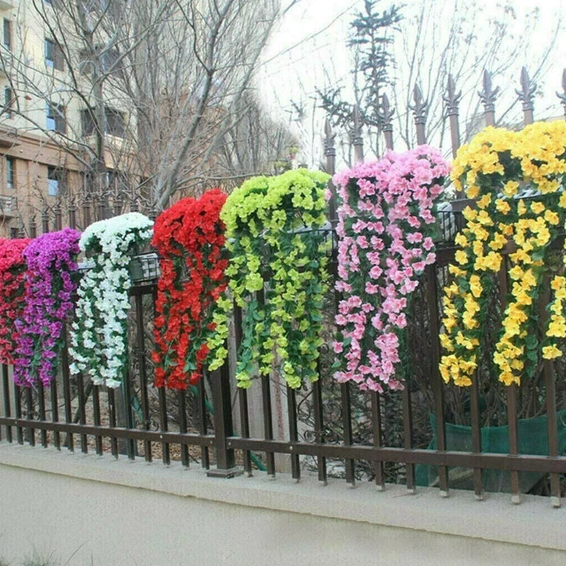Simulert hengende blomsterkurv i naturlig stil med fargerike blomster mot nøytral bakgrunn, ideell for hjemmedekor.