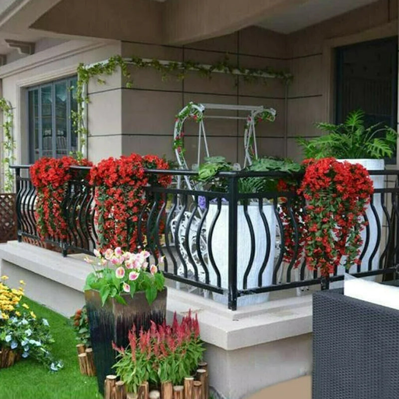 Simulert hengende blomsterkurv i naturlig stil med fargerike blomster mot nøytral bakgrunn, ideell for hjemmedekor.