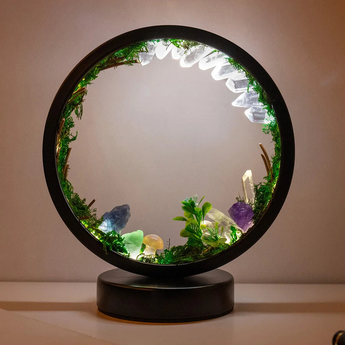 Elegant bordlampe, sirkulær, med grønn dekorasjon for en frisk og avslappende atmosfære.