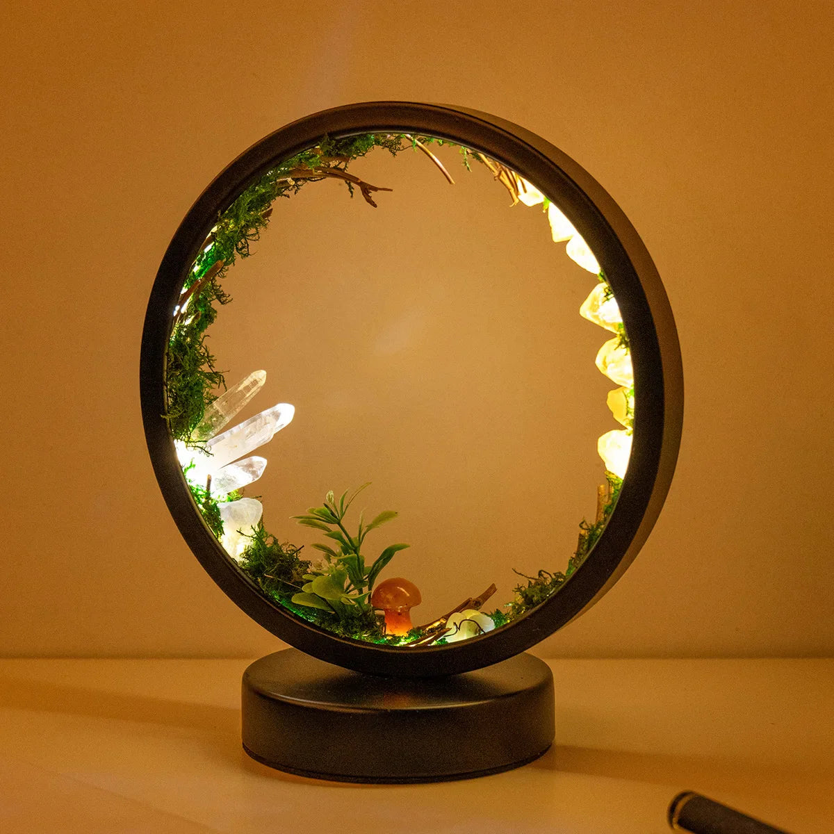 Dekorativt sirkulært lys med grønn innredning; en stilfull bordlampe for hjemmedekorasjon.