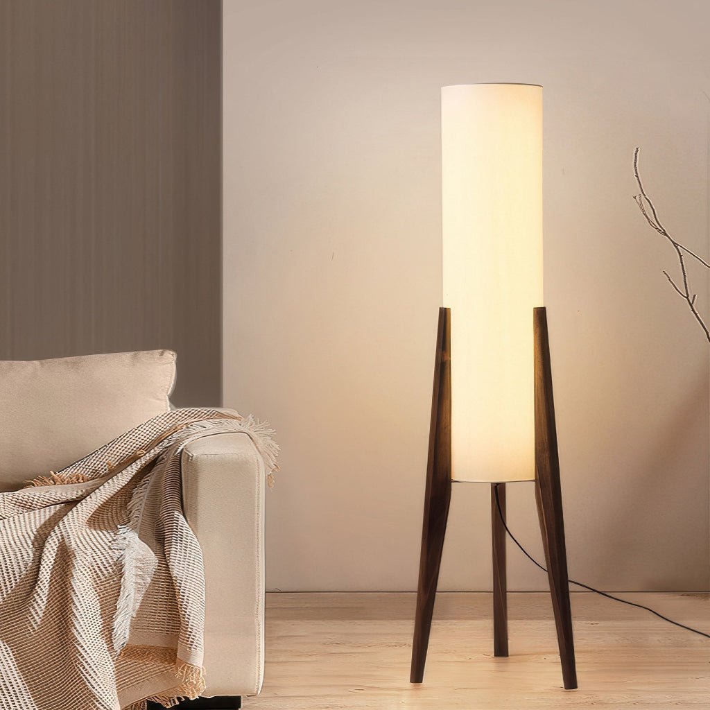 Elegant gulvlampe i valnøtt med energieffektivt, dimbart LED-lys for moderne hjem og stemningsfull belysning.