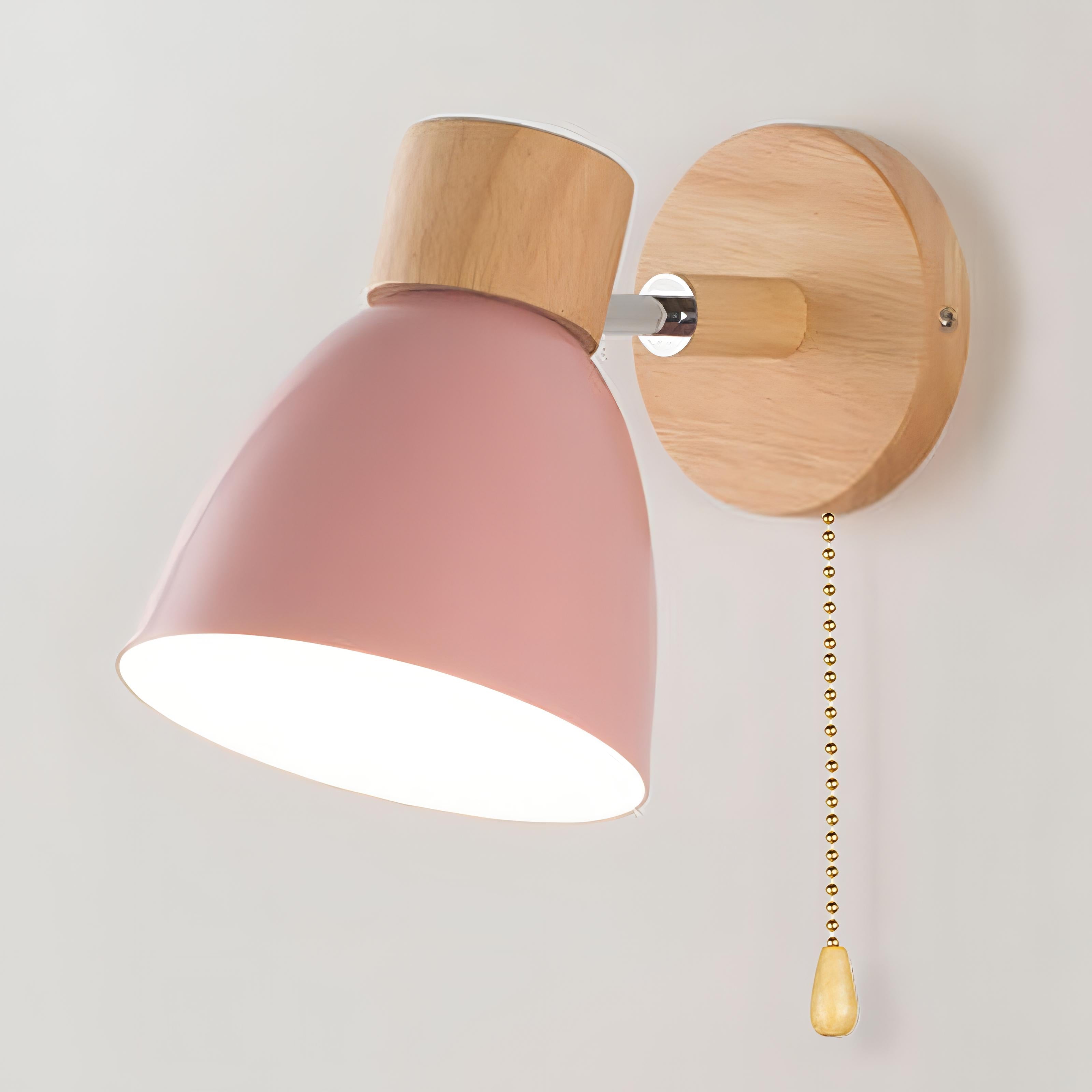 "Skandinavisk trevegglampe med metall detaljer, kompakt design, tilgjengelig i flere farger som grå, grønn, gul, hvit, rosa."