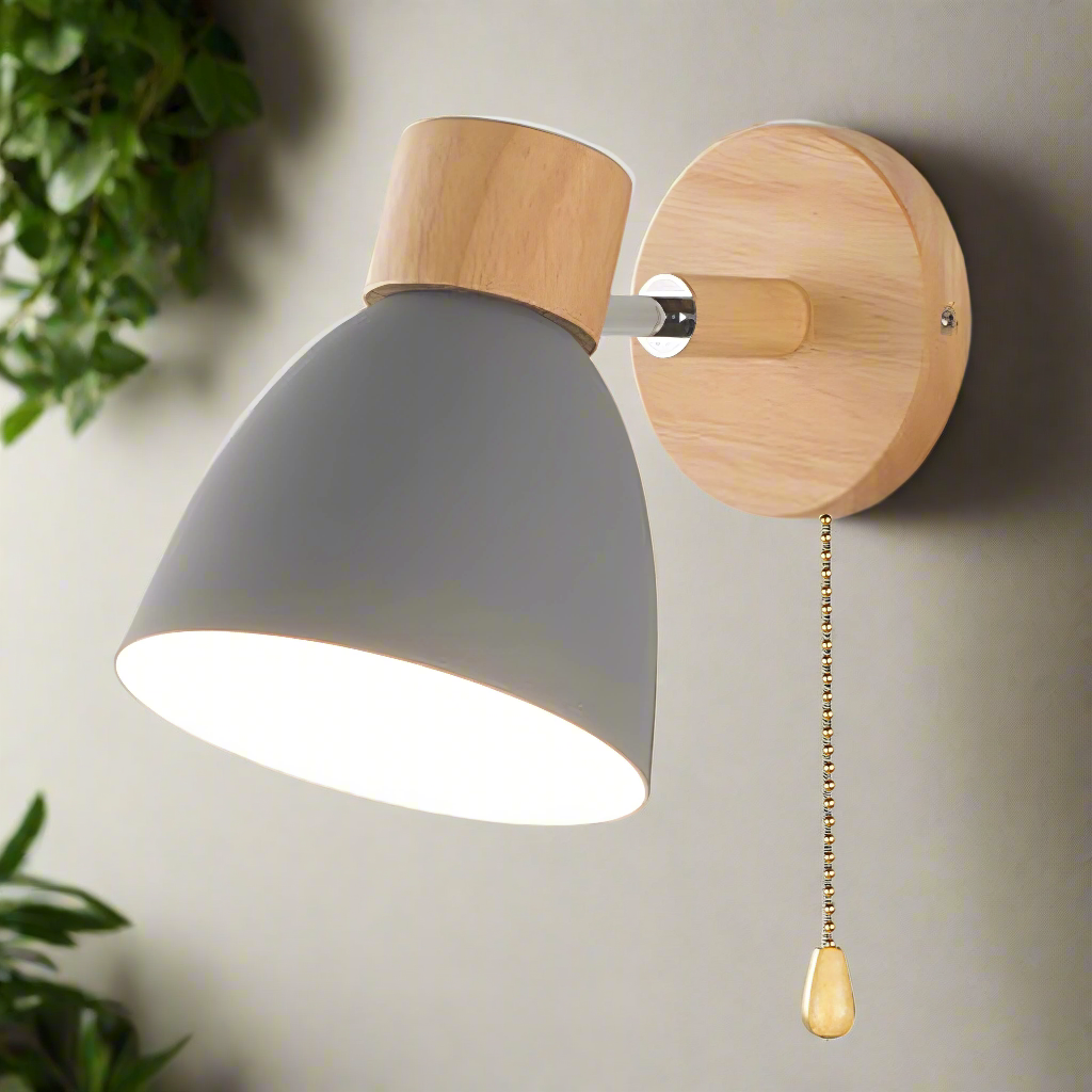 "Skandinavisk trevegglampe med metall detaljer, kompakt design, tilgjengelig i flere farger som grå, grønn, gul, hvit, rosa."