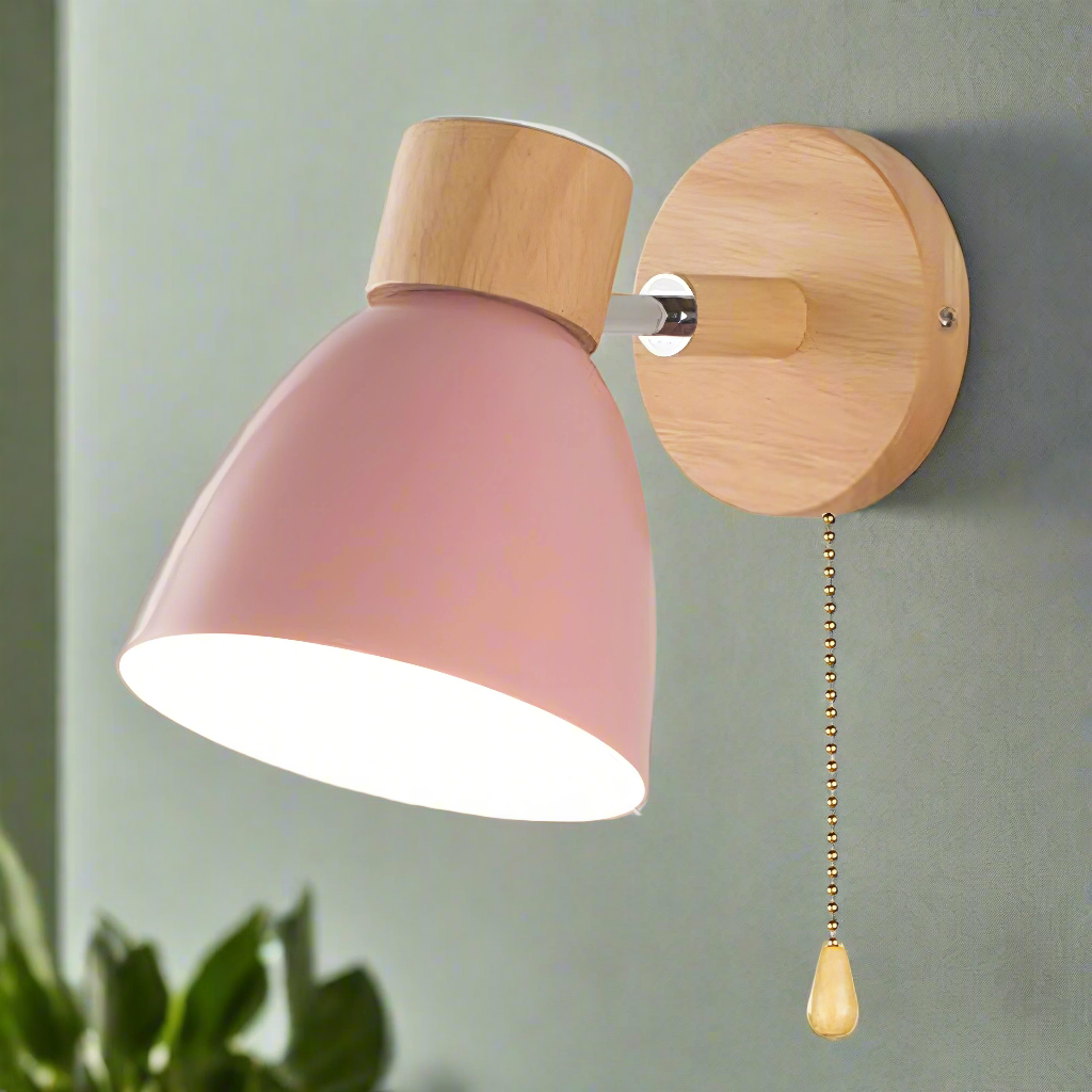 "Skandinavisk trevegglampe med metall detaljer, kompakt design, tilgjengelig i flere farger som grå, grønn, gul, hvit, rosa."