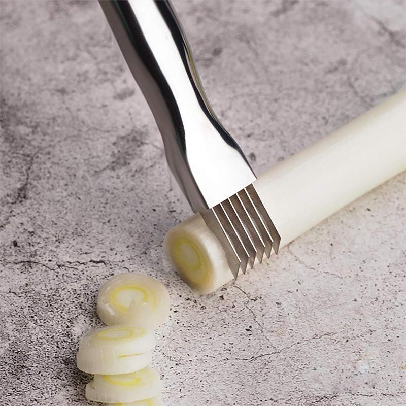 "Skarp løkkniv i rustfritt stål med ergonomisk håndtak, perfekt for grønnsakskutting på ditt kjøkken."