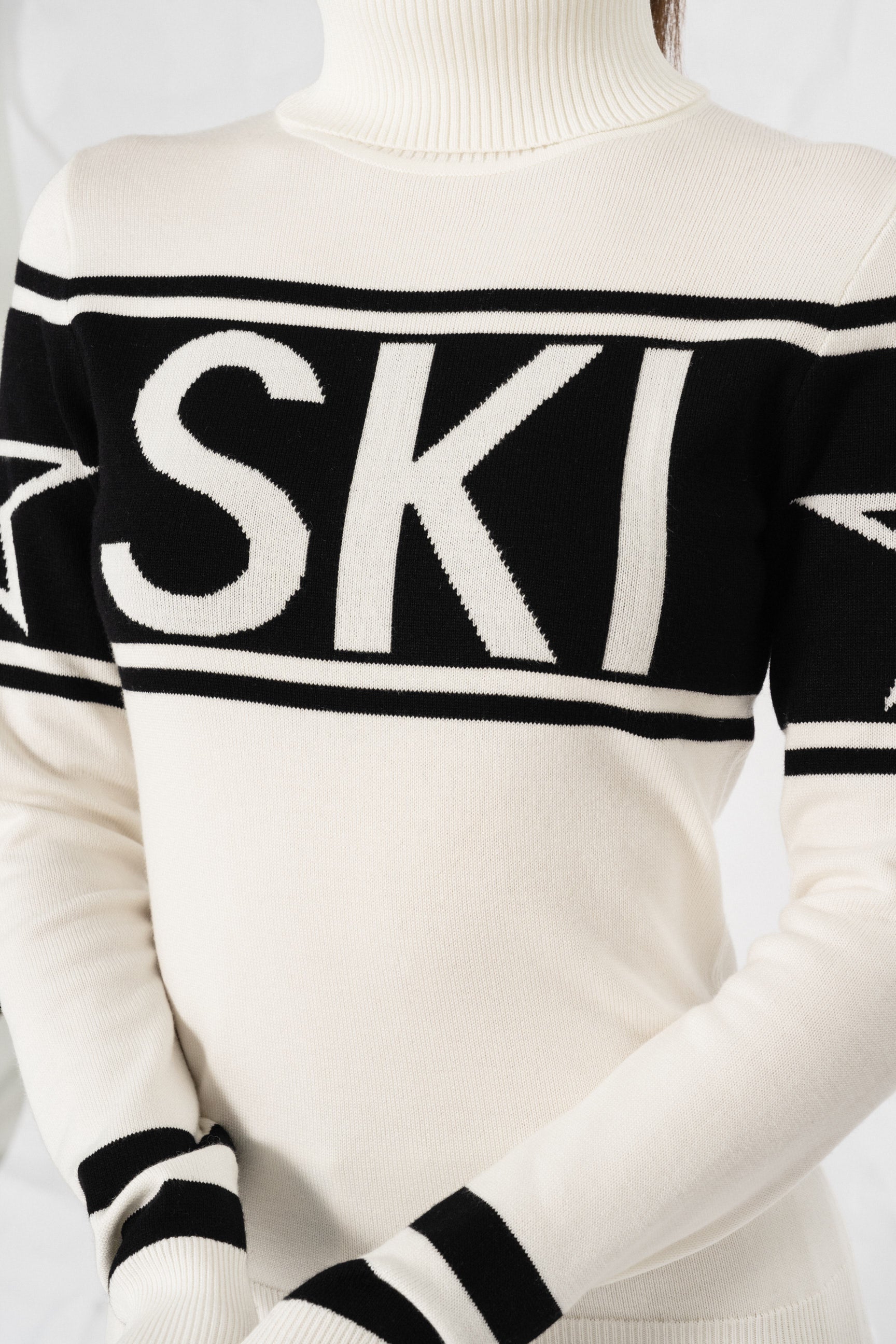 Ski genser i kløfri blå og rød TechWool, intarsia-strikket mønster, perfekt til hytteturer og afterski.
