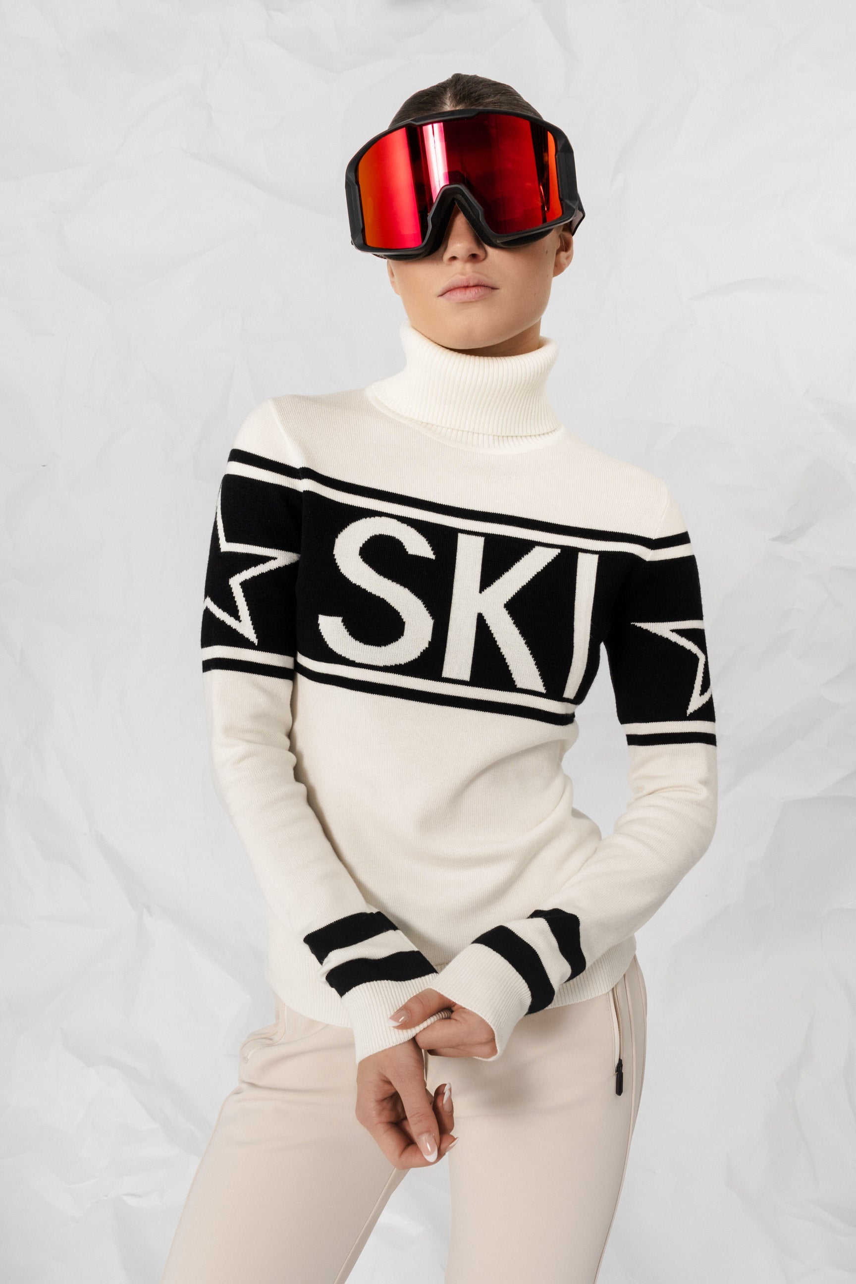 Ski genser i kløfri blå og rød TechWool, intarsia-strikket mønster, perfekt til hytteturer og afterski.