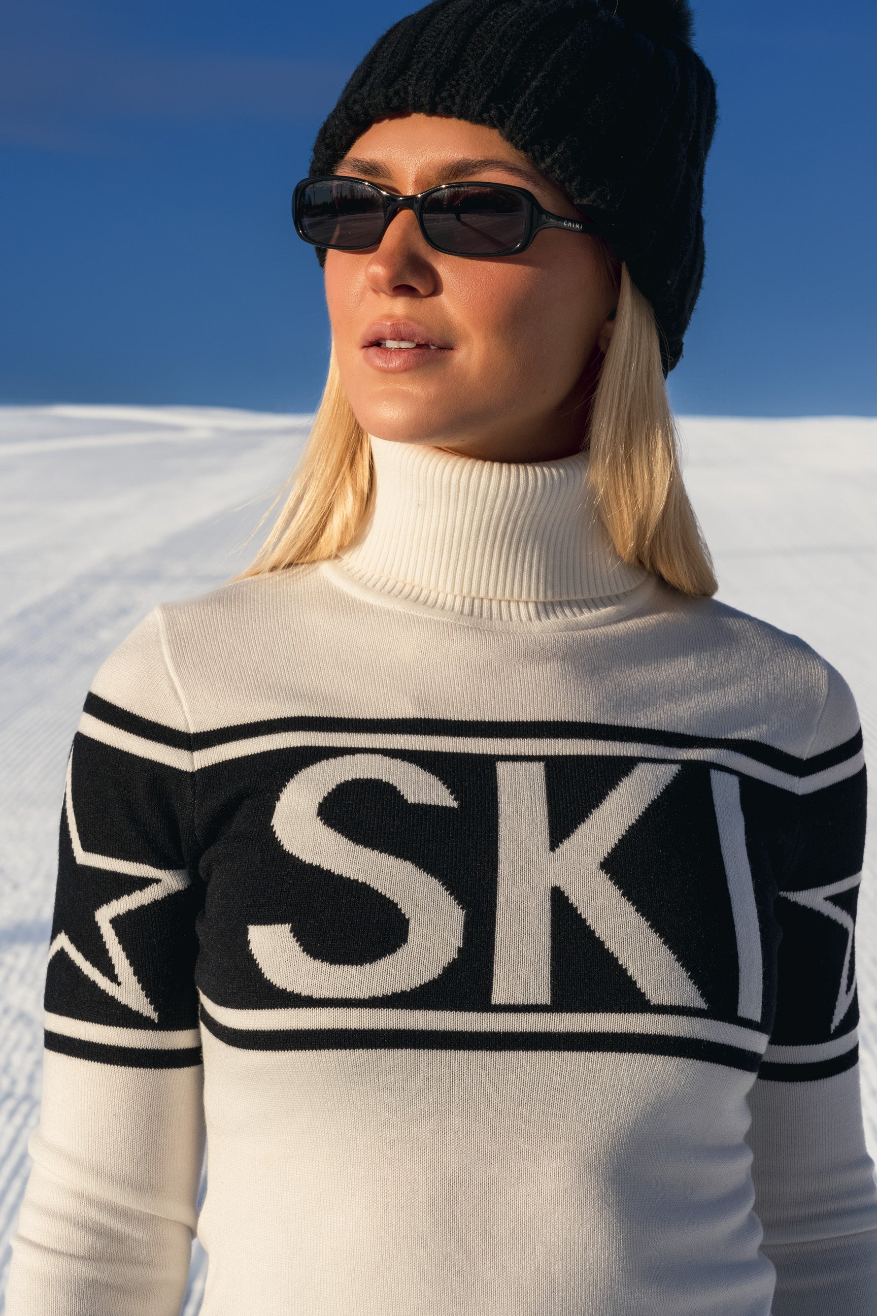 Ski genser i kløfri blå og rød TechWool, intarsia-strikket mønster, perfekt til hytteturer og afterski.