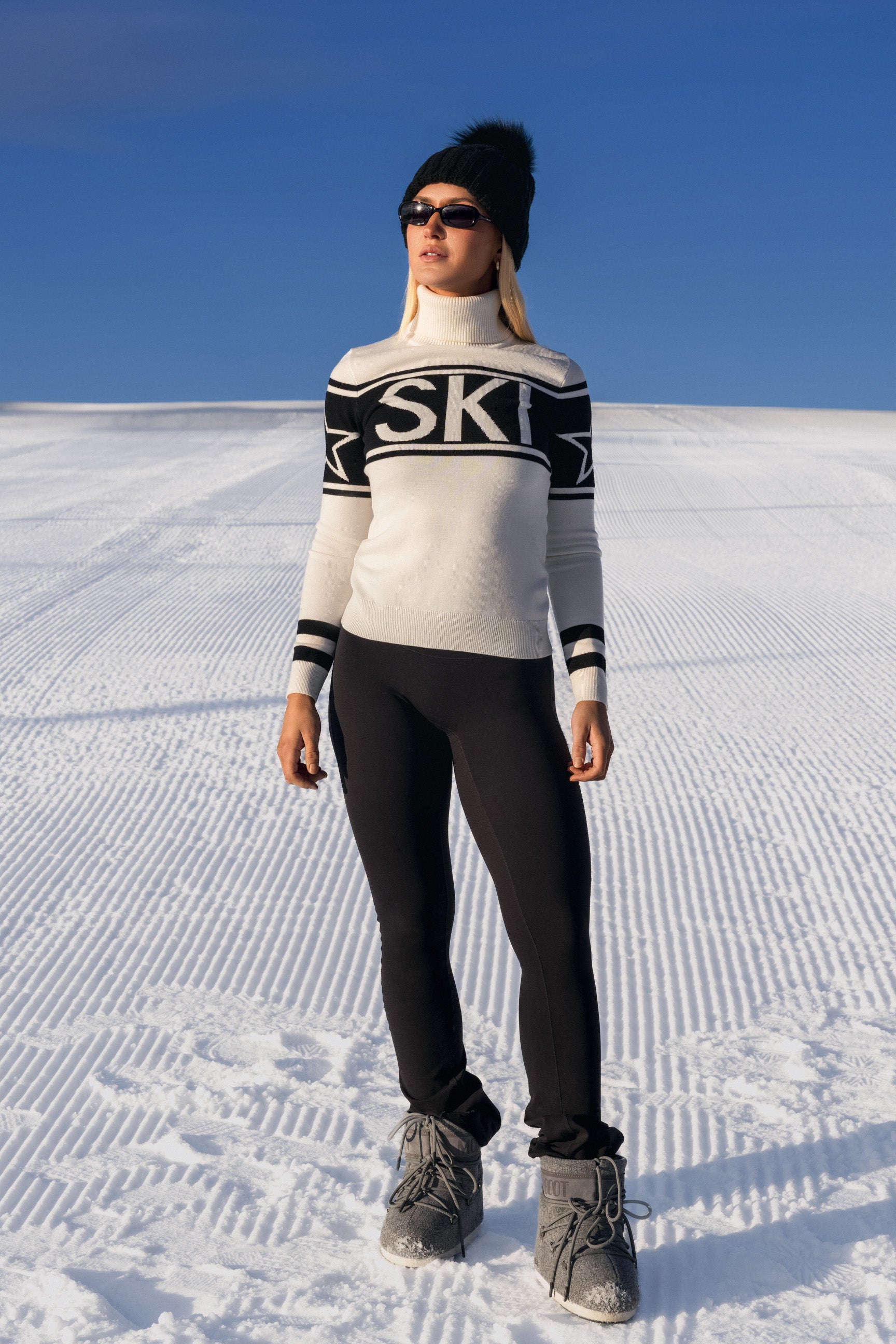 Ski genser i kløfri blå og rød TechWool, intarsia-strikket mønster, perfekt til hytteturer og afterski.