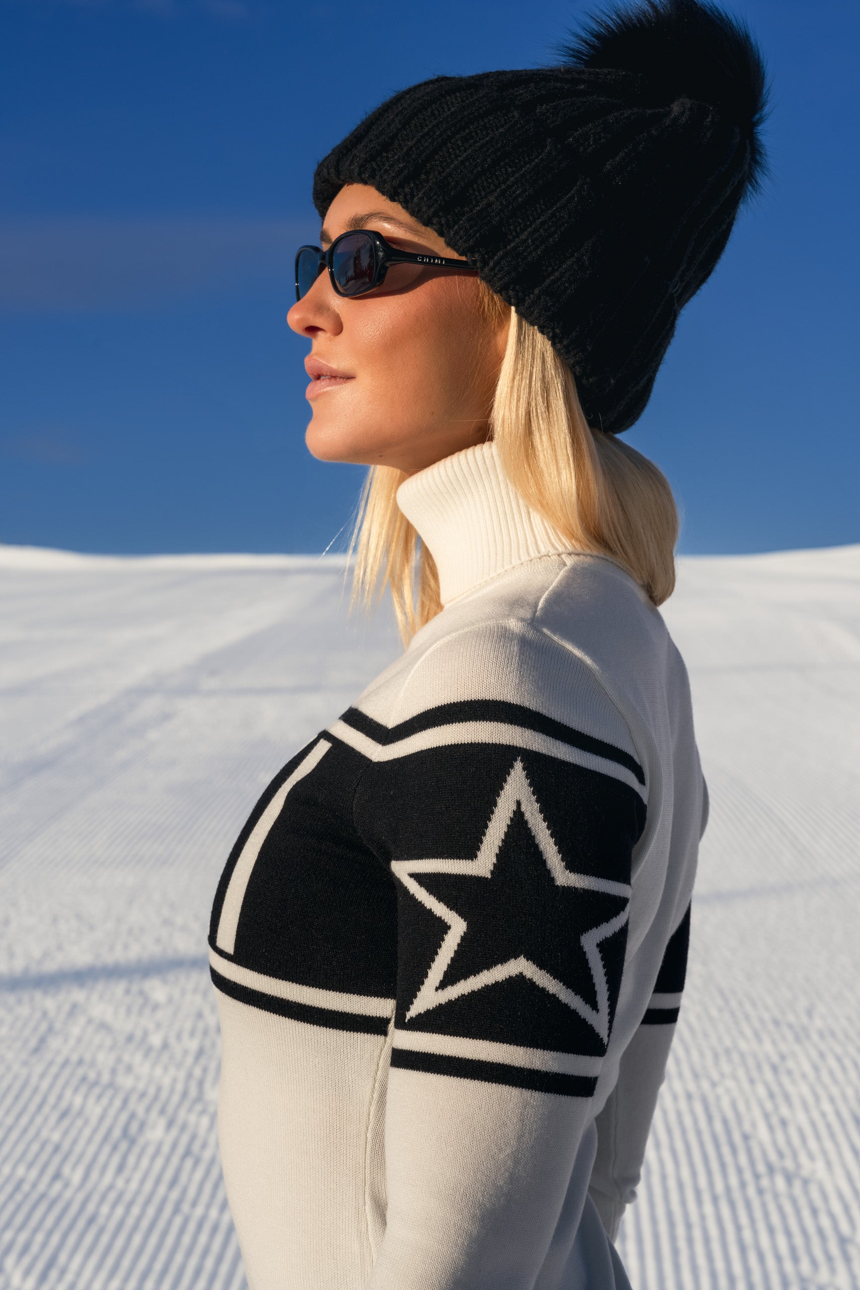 Ski genser i kløfri blå og rød TechWool, intarsia-strikket mønster, perfekt til hytteturer og afterski.