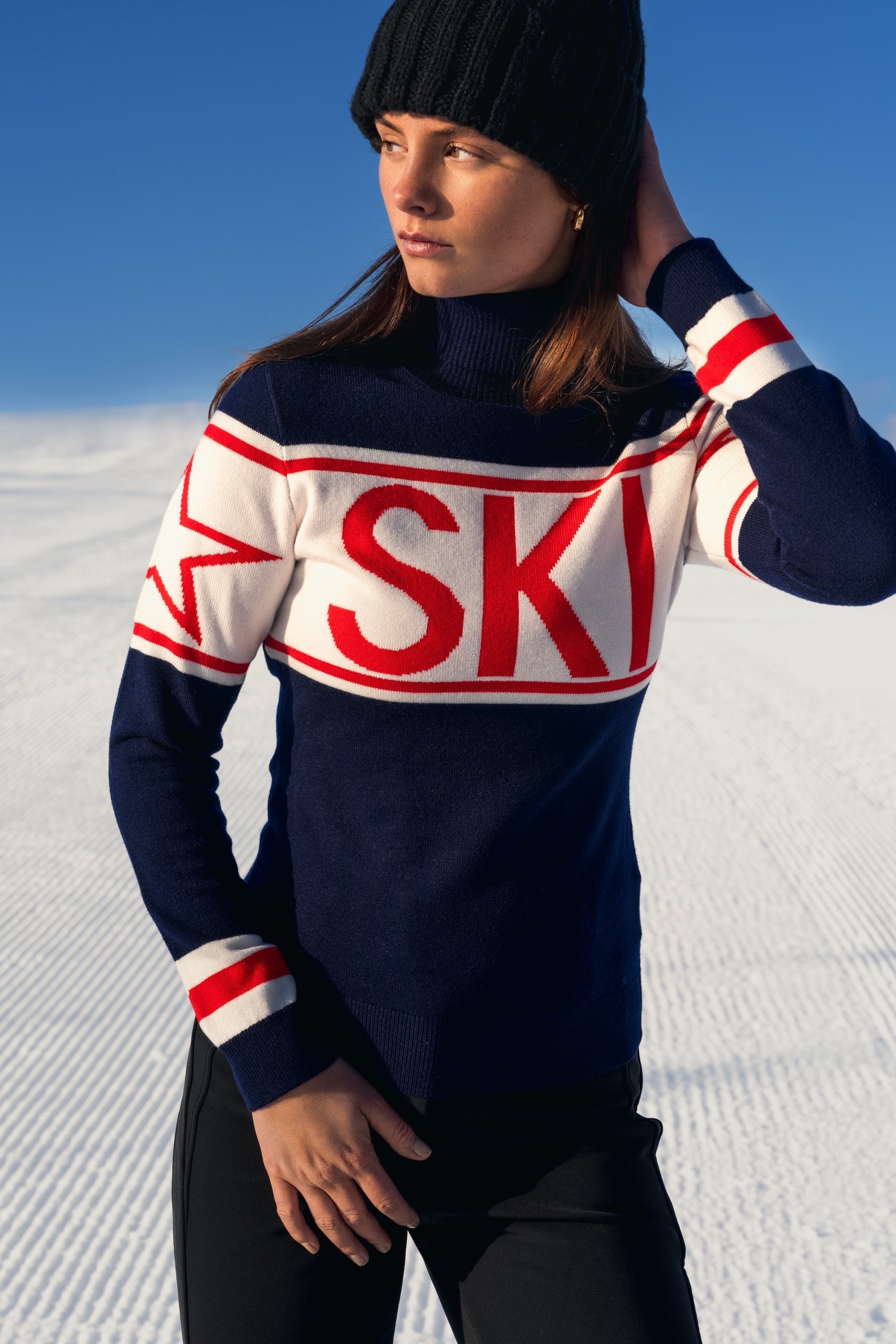 Ski genser i kløfri blå og rød TechWool, intarsia-strikket mønster, perfekt til hytteturer og afterski.