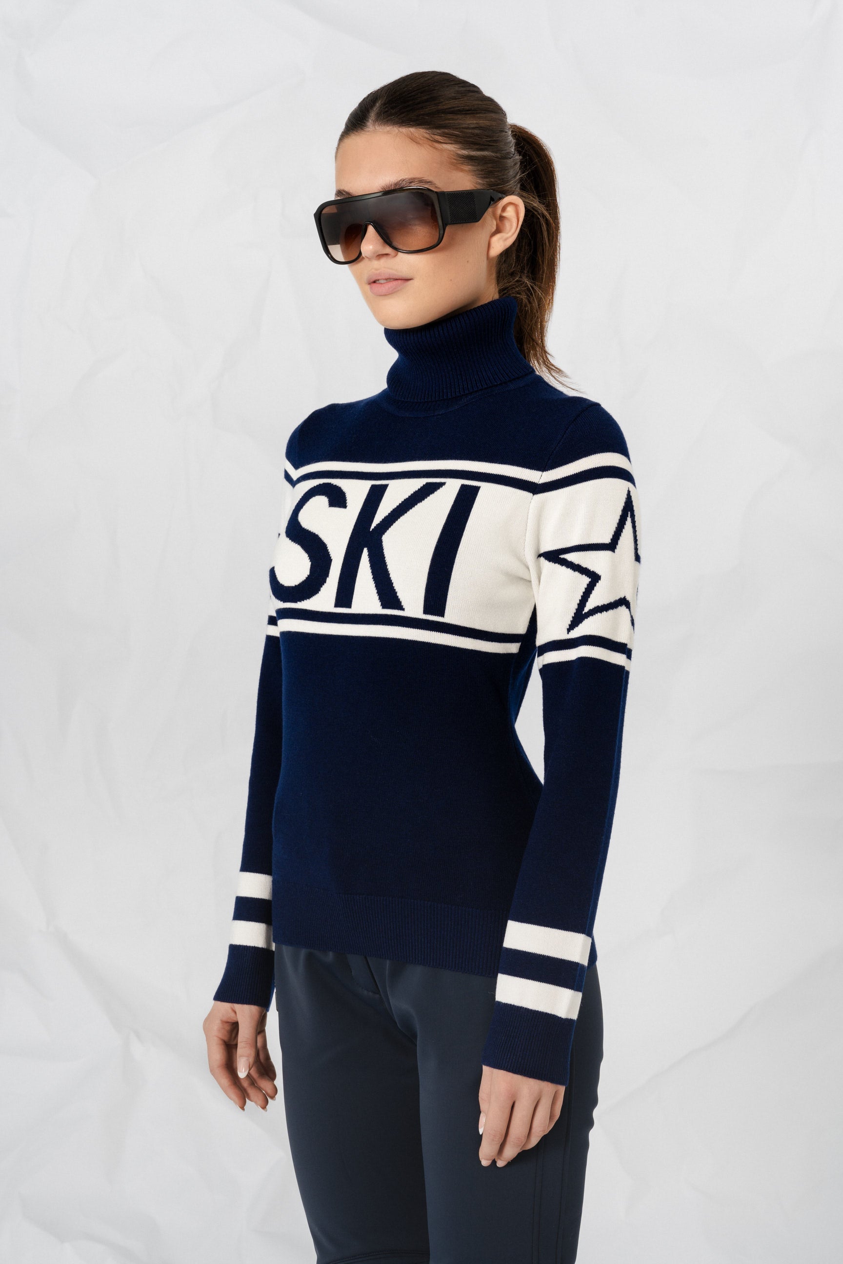 Ski genser i kløfri blå og rød TechWool, intarsia-strikket mønster, perfekt til hytteturer og afterski.