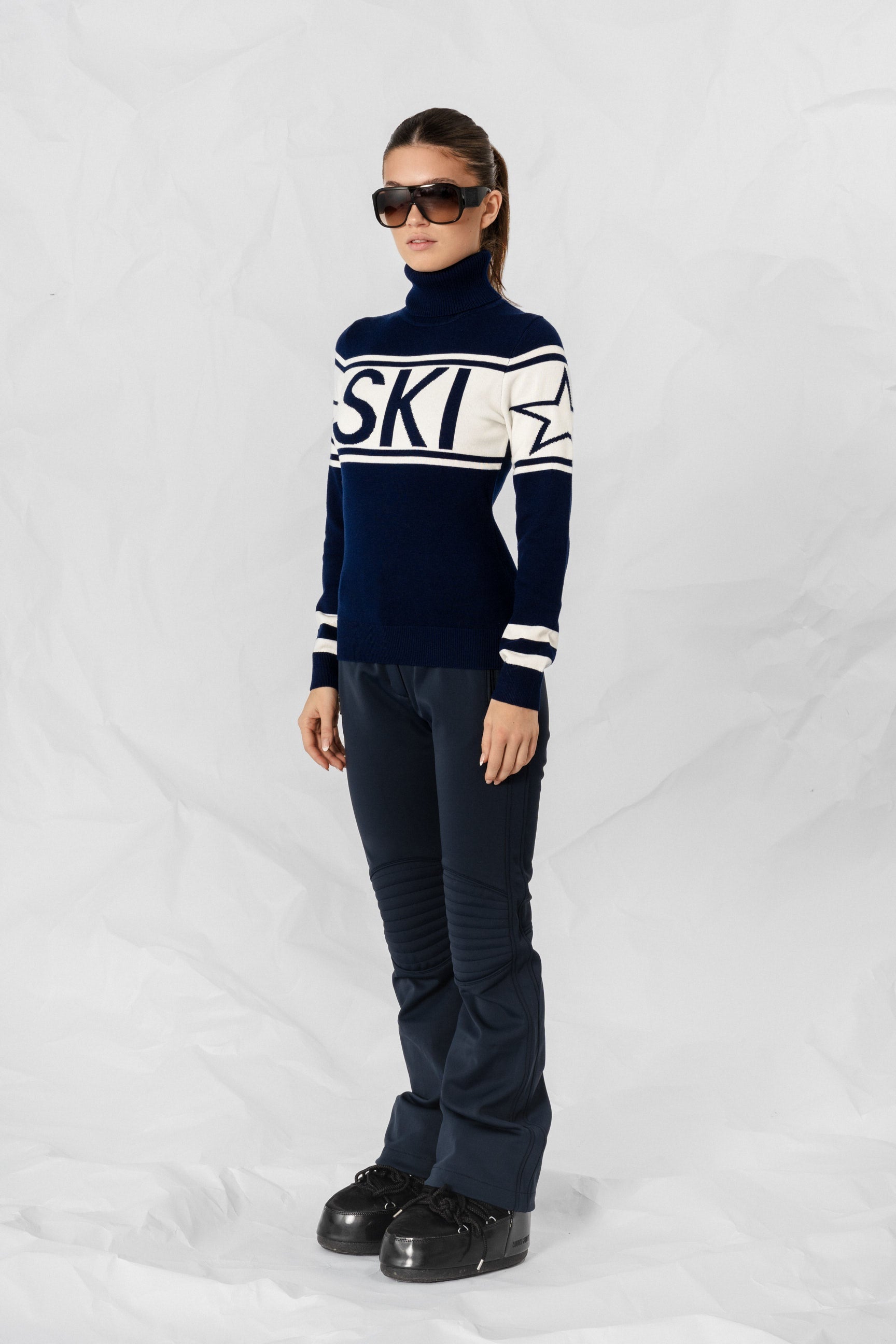 Ski genser i kløfri blå og rød TechWool, intarsia-strikket mønster, perfekt til hytteturer og afterski.